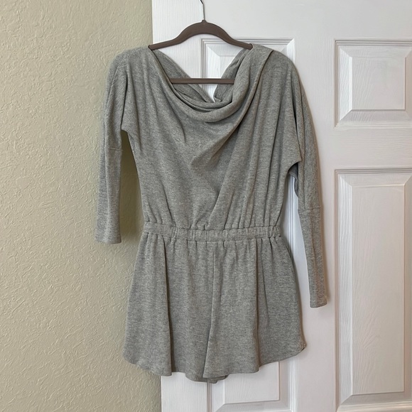 Le Lis Grey Waffle Terrycloth Romper - Picture 2 of 3